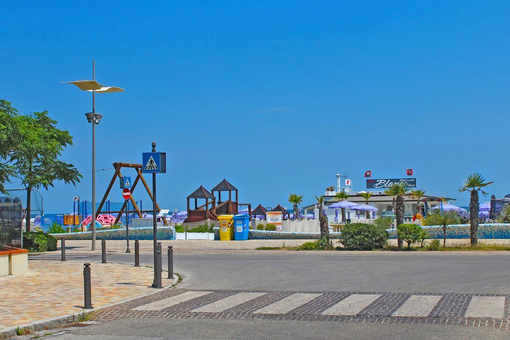 Hotel Bristol - A 30 Mt Dalla Spiaggia Мизано-Адриатико Экстерьер фото